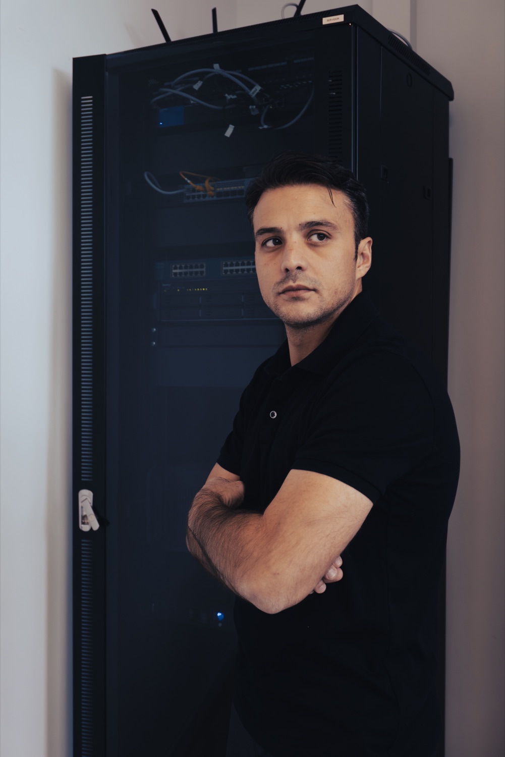 Gabriel Pamies, perito judicial informático, en el laboratorio de 0Invader